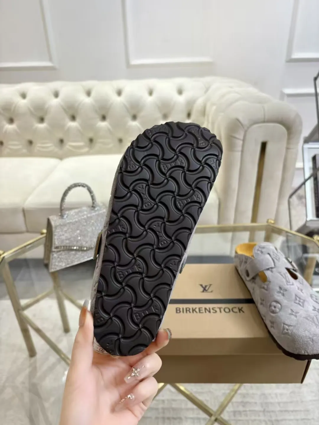 Women's p560 Men's p580 ✨ LV couple's toe-cap slippers | Full of high-end feel, you can walk with wind! ✨ This pair of LV classic toe-cap slippers is simply a "walking grass-planting machine"! Original three-dimensional embossed cowhide + cowhide fabric, the texture is high-end at first glance, and you will become a rich daughter/son in seconds ~💅 🌟 Why must you join TA? ✔️ Original embossed cowhide - clear texture but not cheap, classic presbyopia yyds ✔️ Belt buckle + metal logo - ecstatic control of details, exquisite to the heel! ✔️ Sheepskin lining + cushioned footbed - it feels like stepping on clouds ☁️, and you won’t feel tired when you go shopping~ ✔️ Non-slip rubber sole - walking is as stable as a mountain, and you are not afraid of slipping on rainy days!  👫 The best outfit for couples: Whether it’s shorts, T-shirts👕 or long skirts and suits👗, pairing these shoes with each other will immediately create a lazy and high-end atmosphere! Everyday outings/vacations, no matter what you shoot, it will look like a blockbuster📸🔥 The texture and foot feel that only the higher version can have, it is not a hit or a hit! Heartbeat is not as good as action. True love is true when both pairs are in pairs~💖 #LVcoupleslippers #高色综合 #好看不狠的 Feet #couples’ must-have
